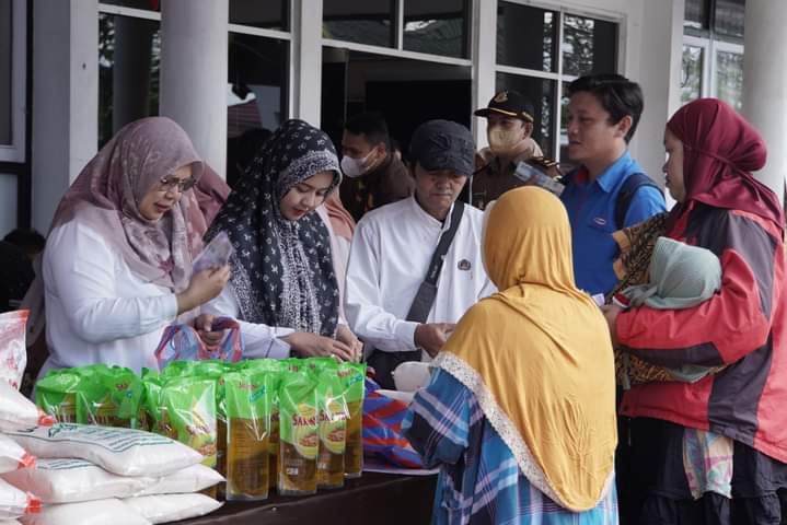 Suasana pasar murah digelar depan Kantor Kejari Padang Panjang, Rabu (3/4/2024) siang.